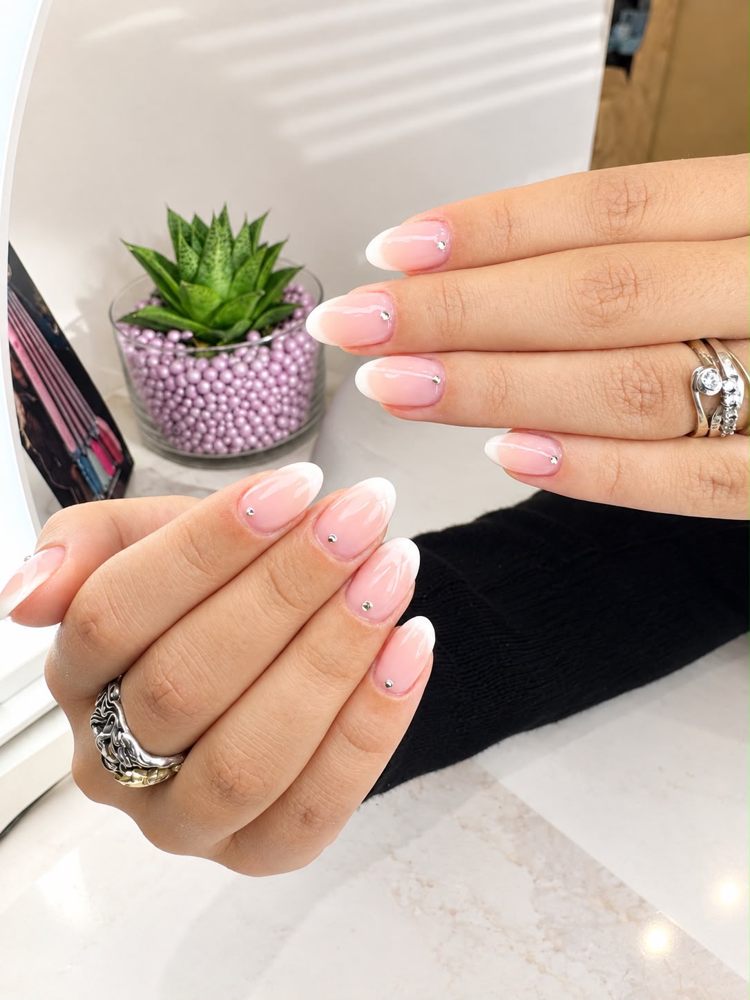 Manicure rosa baby boomer con micro piercing